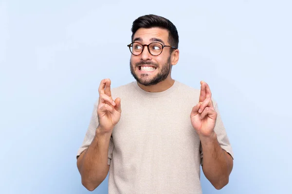 Joven Hombre Guapo Con Barba Sobre Fondo Azul Aislado Con —  Fotos de Stock