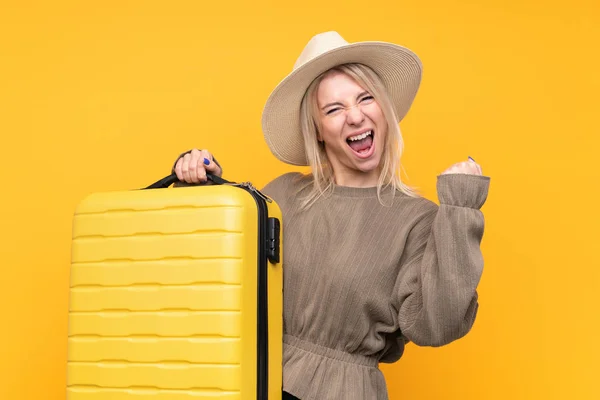 Junge Blonde Frau Über Isoliertem Gelben Hintergrund Urlaub Mit Reisekoffer — Stockfoto