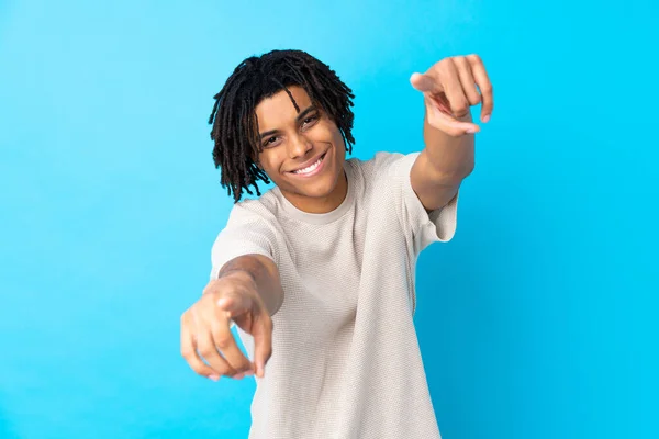 Jovem Afro Americano Homem Sobre Isolado Azul Fundo Aponta Dedo — Fotografia de Stock