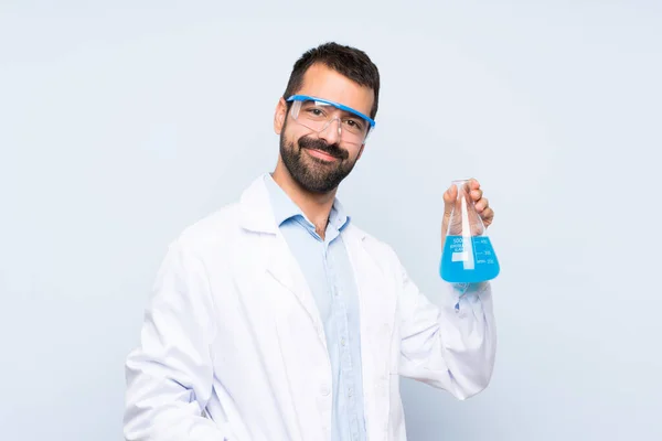 고립된 배경 위에 실험실 플라스크를 들고 있는 행복 한 젊은 과학 기술 — 스톡 사진