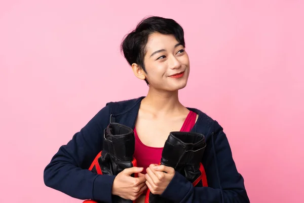 Jovem Esporte Mulher Asiática Sobre Isolado Fundo Rosa Com Luvas — Fotografia de Stock