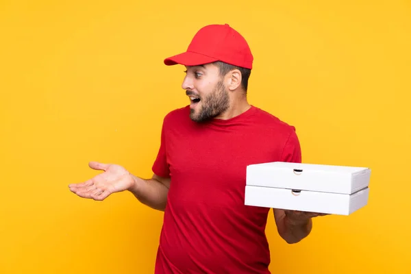 Pizza Dodávka Muž Pracovní Uniformou Vyzvednutí Pizza Boxy Přes Izolované — Stock fotografie