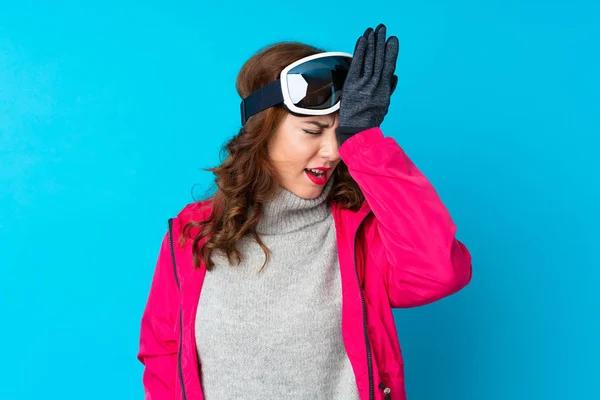 Skier Kobieta Okularach Snowboardowych Odizolowanej Niebieskiej Ścianie Mając Wątpliwości Mylić — Zdjęcie stockowe