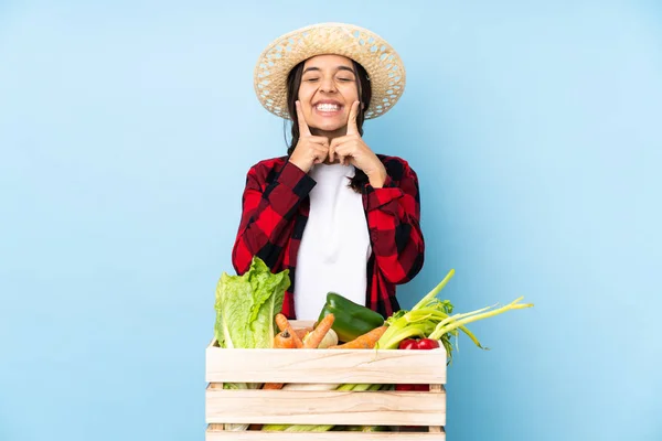 Joven Agricultora Mujer Sosteniendo Verduras Frescas Una Cesta Madera Sonriendo — Foto de Stock