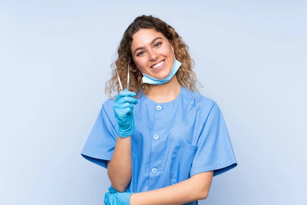 Mladá Blondýna Žena Zubař Držení Nástroje Izolované Modrém Pozadí Aplauding — Stock fotografie