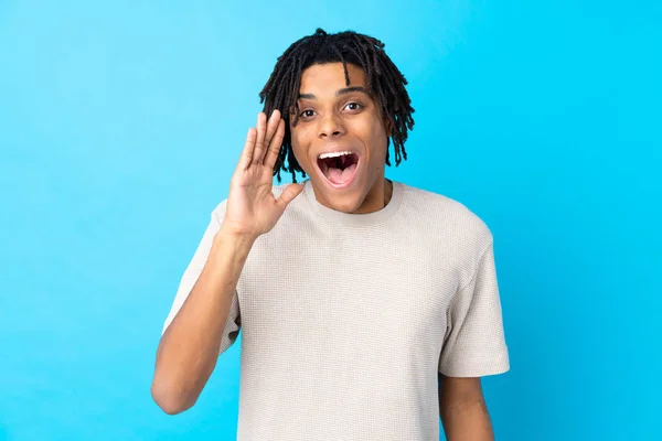 Young African American Man Isolated Blue Background Surprise Shocked Facial — Stock Photo, Image