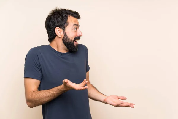 Mann Mit Bart Und Überraschendem Gesichtsausdruck — Stockfoto