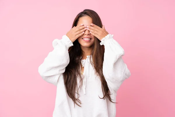 Young Brazilian Girl Isolated Pink Background Covering Eyes Hands — ストック写真