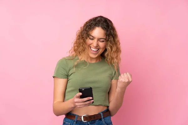 Jeune Femme Blonde Aux Cheveux Bouclés Isolé Sur Fond Rose — Photo