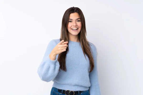 Adolescente Chica Sobre Aislado Blanco Fondo Sorprendido Apuntando Frente —  Fotos de Stock