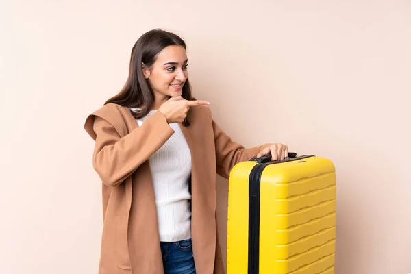 Reisende Mit Koffer Der Zur Seite Zeigt Ein Produkt Präsentieren — Stockfoto
