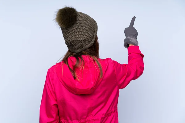 Chica Joven Con Sombrero Invierno Aislado Sobre Fondo Azul Apuntando —  Fotos de Stock