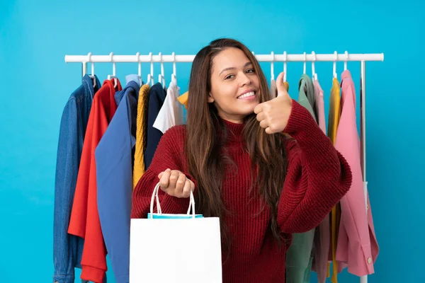 Young Brazilian Girl Shopping Bag Store Isolated Blue Background Thumbs — 스톡 사진