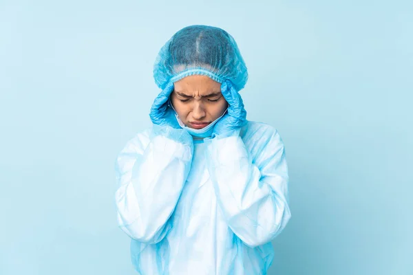 Ung Kirurg Indisk Kvinna Blå Uniform Med Huvudvärk — Stockfoto