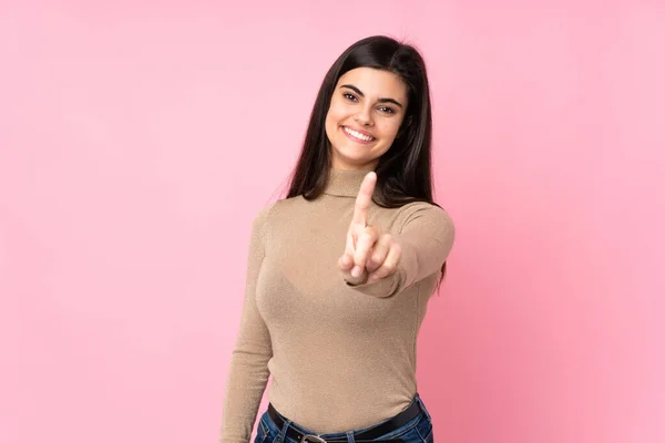 Junge Frau Auf Isoliertem Rosa Hintergrund Zeigt Und Hebt Einen — Stockfoto