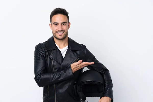 Homem Com Capacete Motocicleta Apresentando Uma Ideia Enquanto Olha Sorrindo — Fotografia de Stock