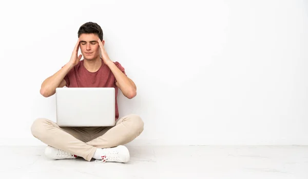 Adolescente Sentado Flor Com Seu Laptop Com Dor Cabeça — Fotografia de Stock