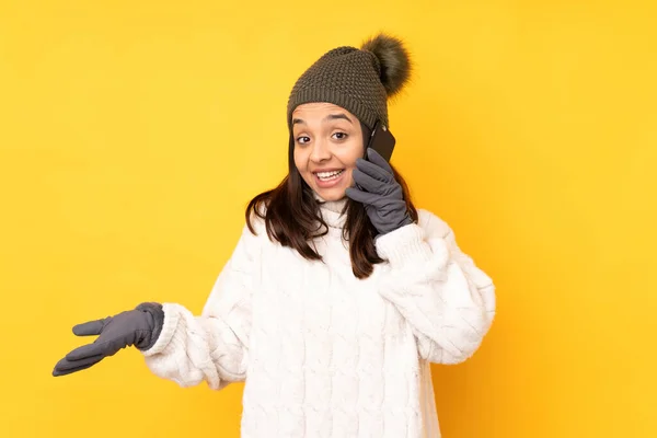 Giovane Donna Con Cappello Invernale Sfondo Giallo Isolato Mantenendo Una — Foto Stock