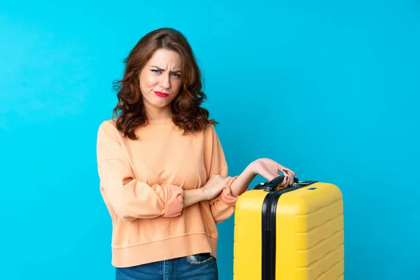 Mujer Viajera Con Maleta Sobre Fondo Azul Aislado Manteniendo Los — Foto de Stock