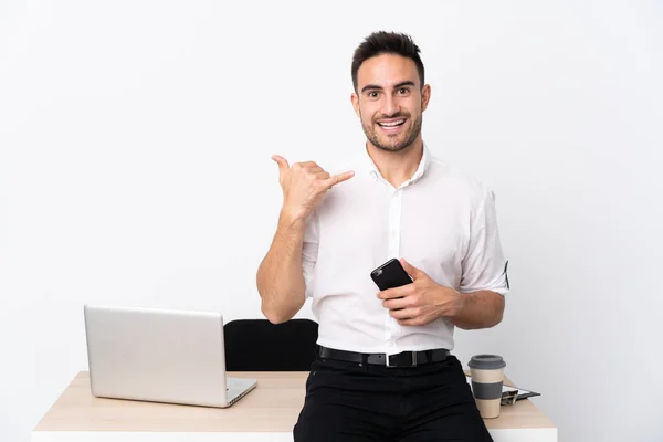 Joven Hombre Negocios Con Teléfono Móvil Lugar Trabajo Haciendo Gesto —  Fotos de Stock