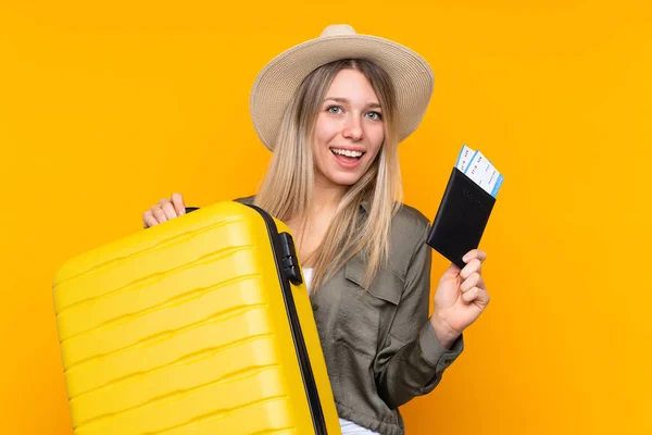 Junge Blonde Frau Mit Koffer Und Reisepass Urlaub — Stockfoto