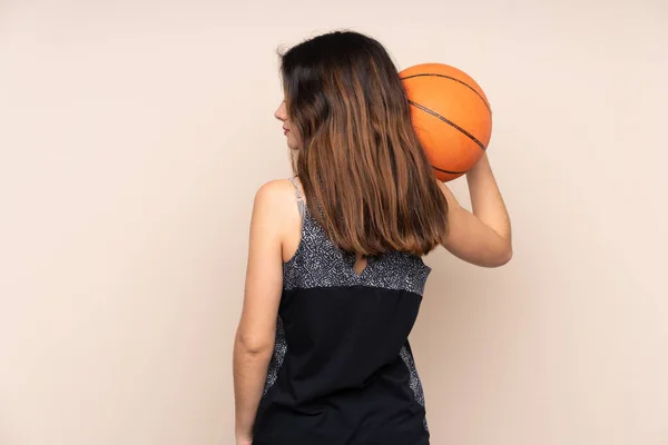 Junge Kaukasische Frau Isoliert Auf Beigem Hintergrund Beim Basketballspielen Rückenlage — Stockfoto