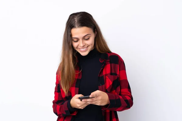 Adolescente Chica Sobre Aislado Blanco Fondo Enviando Mensaje Con Móvil — Foto de Stock