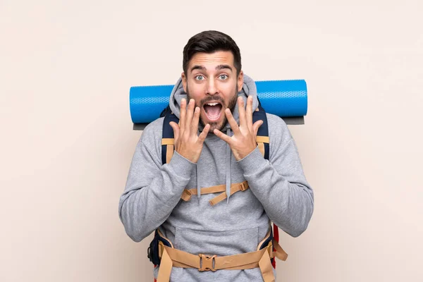 Junger Bergsteiger Mit Großem Rucksack Vor Isoliertem Hintergrund Mit Überraschendem — Stockfoto