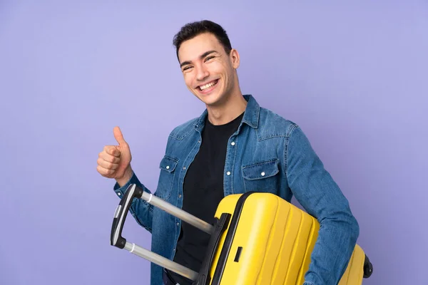 Jovem Caucasiano Bonito Homem Isolado Fundo Roxo Férias Com Mala — Fotografia de Stock