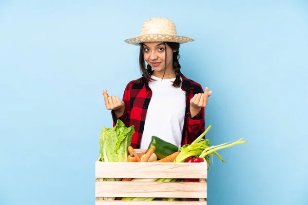 Joven Agricultora Mujer Sosteniendo Verduras Frescas Una Cesta Madera Haciendo — Foto de Stock