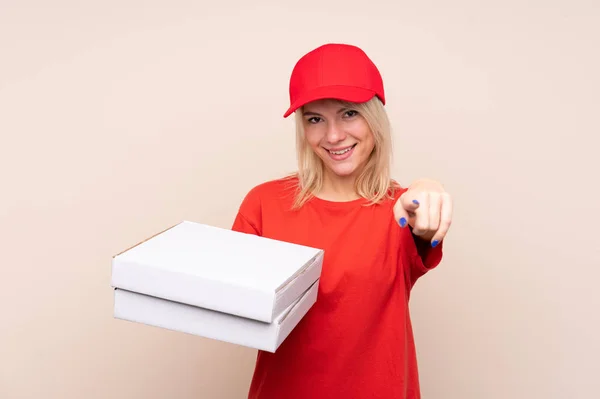 Pizza Consegna Donna Russa Tenendo Una Pizza Oltre Parete Isolata — Foto Stock