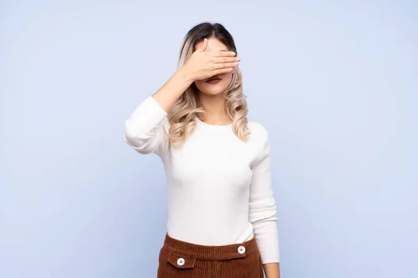 Joven Adolescente Sobre Fondo Azul Aislado Cubriendo Los Ojos Por — Foto de Stock