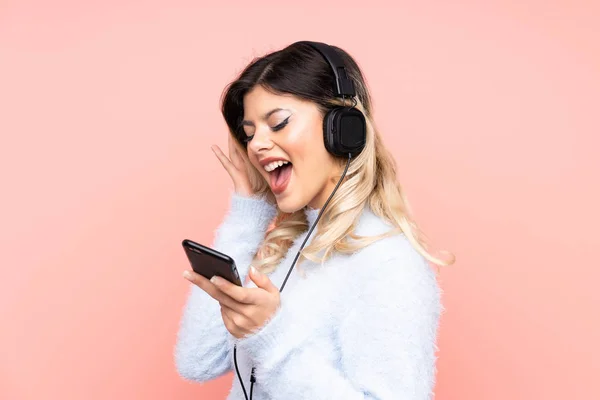 Adolescente Chica Aislado Rosa Fondo Escuchando Música Con Móvil Cantando —  Fotos de Stock