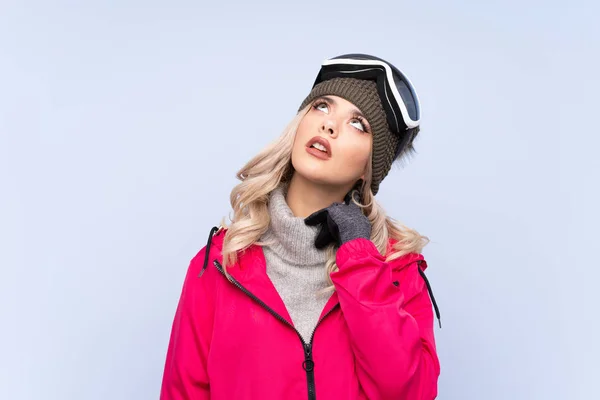 Lyžař Teenager Dívka Snowboarding Brýle Přes Izolované Modré Pozadí Myšlení — Stock fotografie