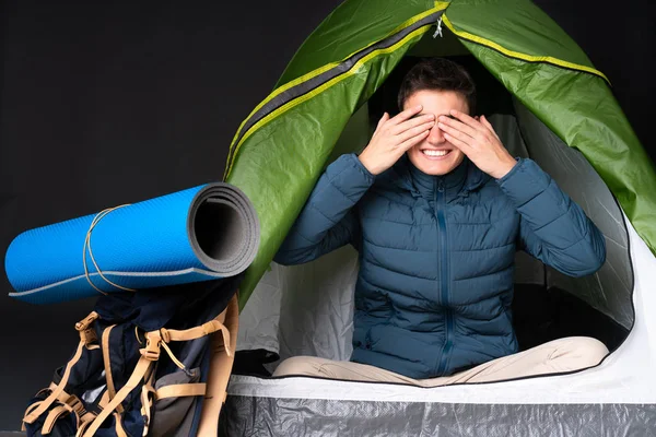 Adolescente Uomo Caucasico All Interno Una Tenda Verde Campeggio Isolato — Foto Stock