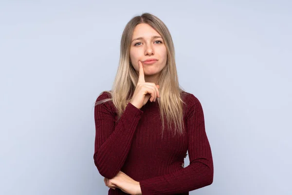 Ung Blond Kvinna Över Isolerad Blå Bakgrund Ser Fram — Stockfoto
