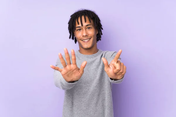 Young African American Man Isolated Purple Background Counting Seven Fingers — Stock Photo, Image