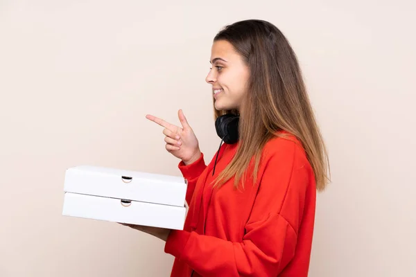 Pizza Delivery Girl Holding Pizza Isolated Wall Pointing Side Present — 图库照片