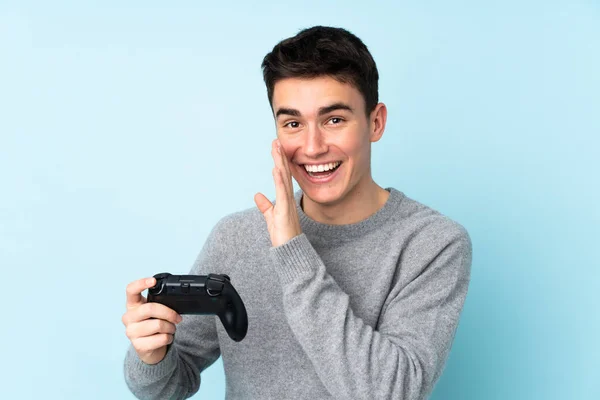 Adolescente Caucásico Hombre Jugando Con Controlador Videojuegos Aislado Sobre Fondo —  Fotos de Stock