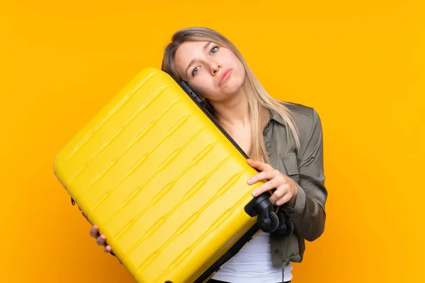 Mladá Blondýna Žena Přes Izolované Žluté Pozadí Dovolené Cestovní Kufr — Stock fotografie