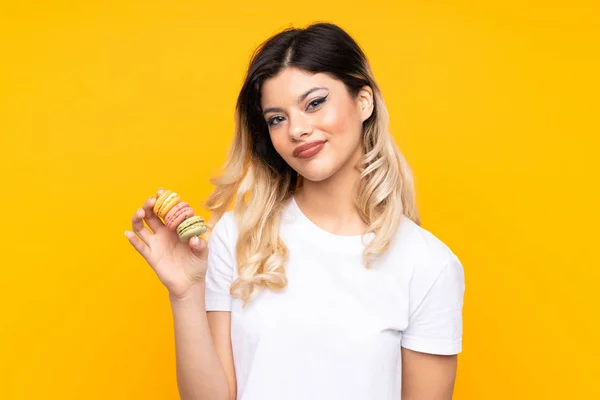 Tiener Meisje Geïsoleerd Gele Achtergrond Met Kleurrijke Franse Macarons Met — Stockfoto