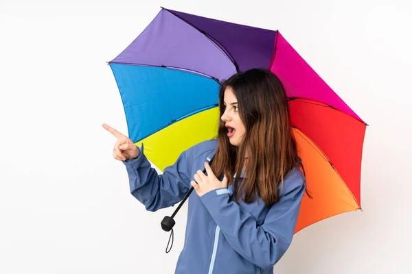 側に指を指す白い背景に隔離された傘を持つ女性 — ストック写真