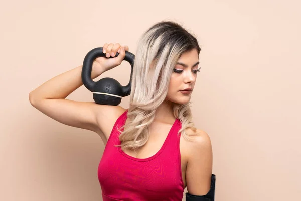 Tonåring Sport Flicka Över Isolerad Bakgrund Gör Tyngdlyftning Med Kettlebell — Stockfoto