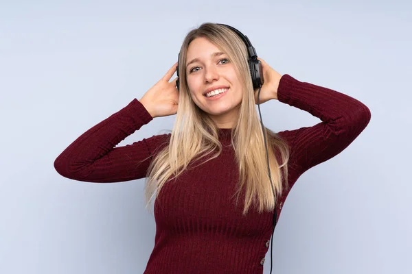 Young Blonde Woman Isolated Blue Background Listening Music — 스톡 사진