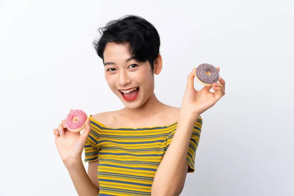 Молодая Азиатка Держит Пончики Счастливым Выражением Лица — стоковое фото