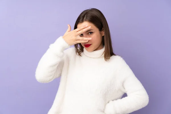 Adolescente Chica Aislado Púrpura Fondo Cubriendo Los Ojos Por Las —  Fotos de Stock