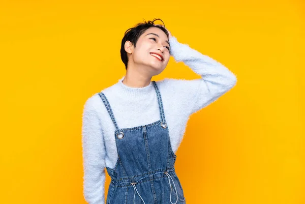 Junges Asiatisches Mädchen Overalls Über Isoliertem Gelben Hintergrund Lacht — Stockfoto