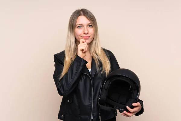 Junge Blonde Frau Mit Motorradhelm Über Isoliertem Hintergrund Lacht — Stockfoto