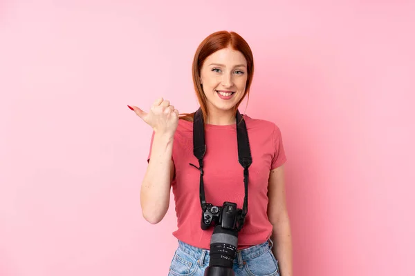 Ung Rödhårig Kvinna Över Isolerad Rosa Bakgrund Med Professionell Kamera — Stockfoto