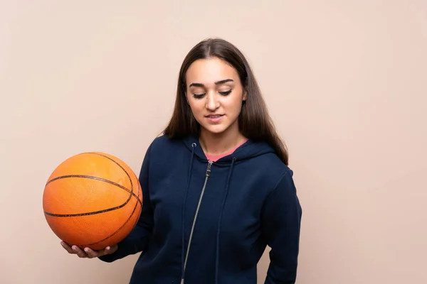 Молода Жінка Над Ізольованим Тлом Ячем Баскетболу — стокове фото